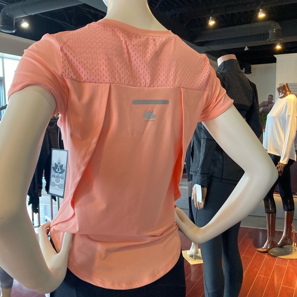 Yoga Atlantic tee shorts with mesh at the upper back - Picture 5 of 6